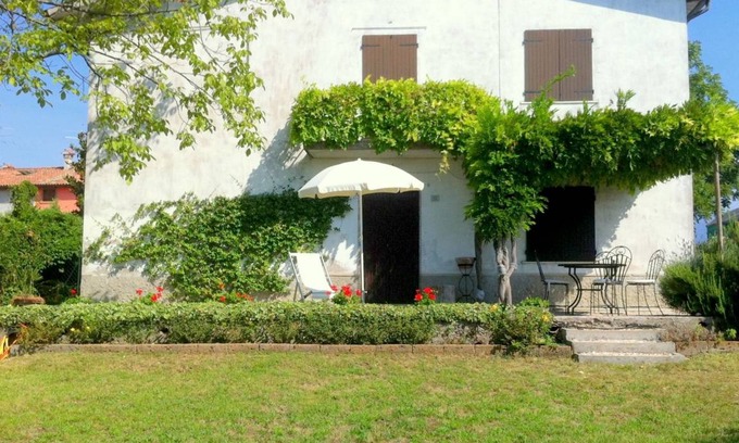 Tacconi House | Scenic Holiday Home in Pastrengo near Lazise Lake, City Centre