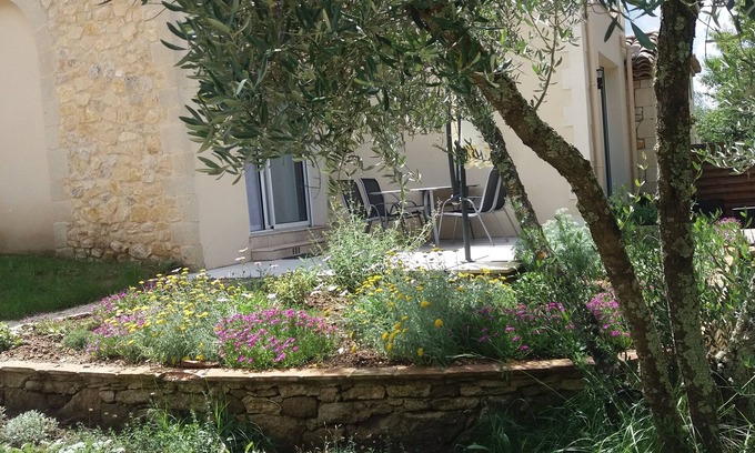 Uzes Cabin | Schönes Ferienhaus in Einem Anwesen mit Pool in der Nähe des Stadtzentrums Uzès