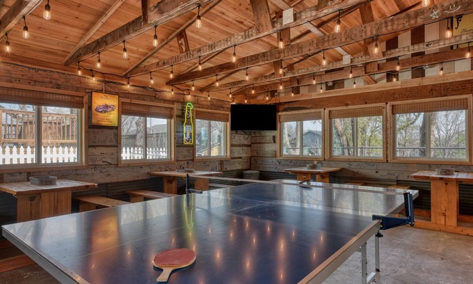 New Braunfels House | Schlitterbahn Retreat | 7 Bed, 6.5 Bath with Games Pavilion