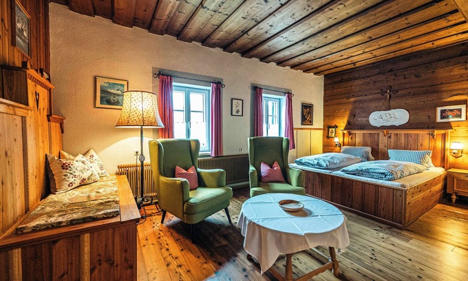 Altaussee Apartment | Schnitzler Apartment | Kitchen | Parking | Garden