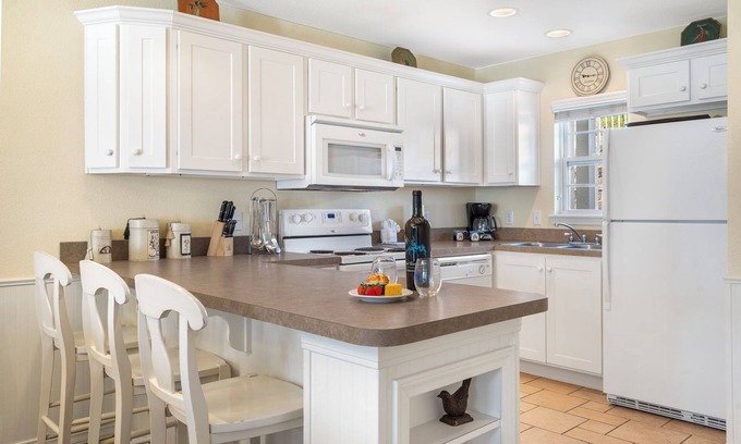 Kimberling City Condo | Screened In Porch-Expansive Condo-Outdoor Pool-Table Rock Lake Access-Free Attraction Tickets