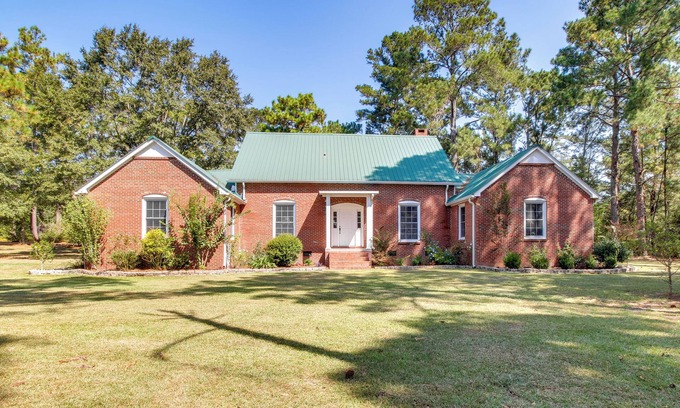 Ashford House | Screened Porch: Peaceful Country Escape in Ashford