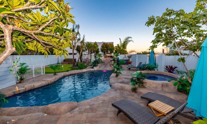 La Playa House | SD2-luxury-saltwater heated pool/walk to beach