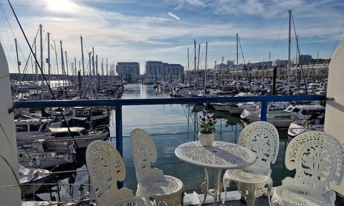 Seafront House | Sea Breeze in Brighton Marina with Free Parking