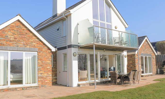 Thurlestone Cottage | SEA PEEP, family friendly, luxury holiday cottage in Thurlestone
