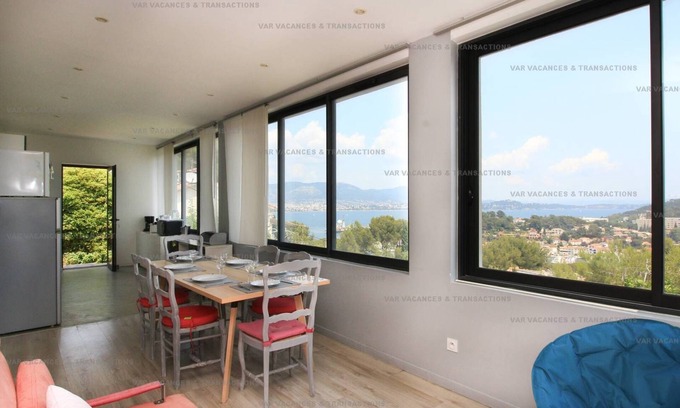 Saint-Mandrier-sur-Mer Apartment | Sea view, contemporary, air-conditioned, garden, Terrace, 2 Bathrooms