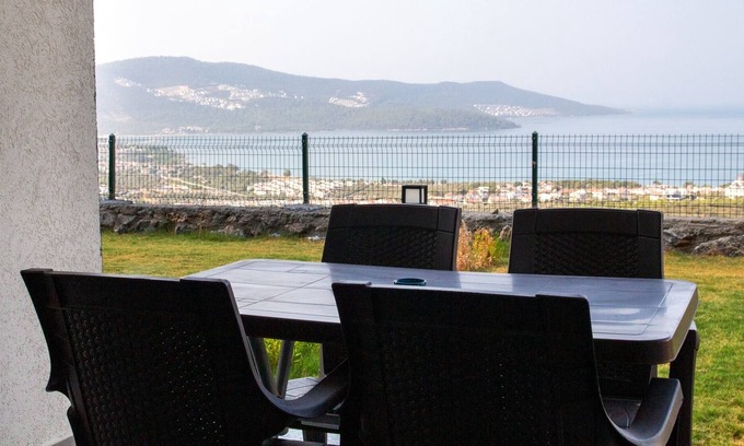 Akbuk Apartment | Sea View Flat with Shared Pool 5 min to Beach