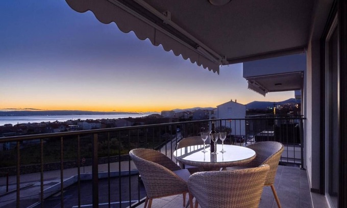 Kastel Kambelovac Apartment | Sea Vista Apartment Kastela - Grey