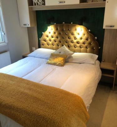 New Forest District Resort | Seabreeze, Utopia, walking distance to beach, 5 Star Shorefield Country Park, Milford on Sea, Shorefield Road, SO41 0LH, United Kingdom