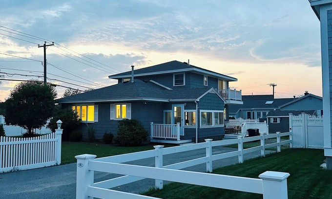 Seabrook House | Seabrook Beach House 4 BR Sleeps 10 - 100 steps to beautiful sand beach