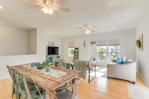 El Lago House | Seabrook Getaway with Balconies and Bay Views!