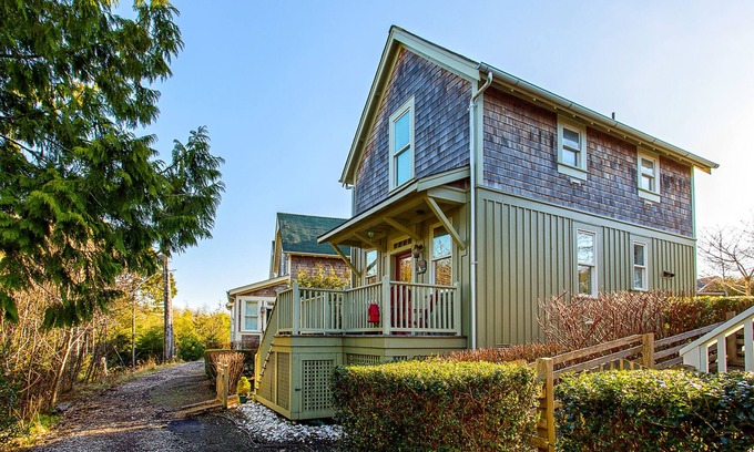 Seabrook House | Seabrook's Fish and Ships, enjoy the beach, the fire pit, and more!