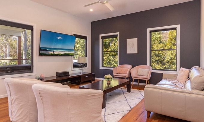 Elizabeth Beach House | Seaclusion . walk to the Beach, Lake or the The Recky!