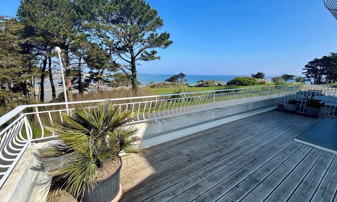 Plestin-les-Greves Apartment | Seafront flat with indoor pool with stunning views