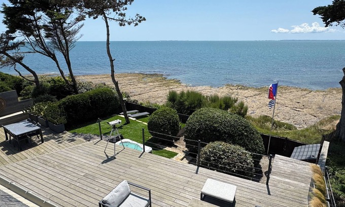 Saint-Gildas-de-Rhuys House | Seafront house, 180° south-facing view. Direct access to beaches, trails, fishing.