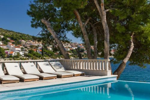 Businci Villa | Seafront Villa - with heated swimming pool
