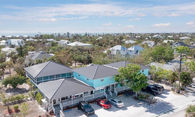 Sanibel Apartment | Seahorse Suites #5. Steps to Beach, Cafés , Shops!
