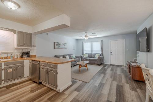 Bahama Beach House | Seas The Day, Pet Friendly Walk to beach!