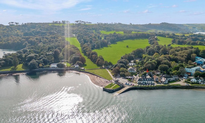 Cremyll Cottage | SEASCAPE, pet friendly, with a garden in Kingsand