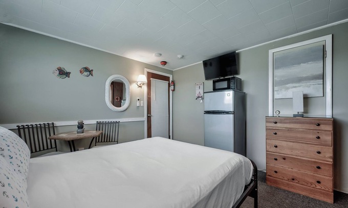 Long Island Hotel | Seashore Condo Hotel #17, Cozy Fire Island Escape, Near Ferry - With Bay Views and Steps from the Beach.