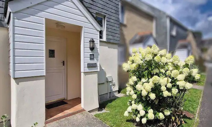 Falmouth House | Seaside Holiday Cottage outskirts of Falmouth , many facilities , desirable!