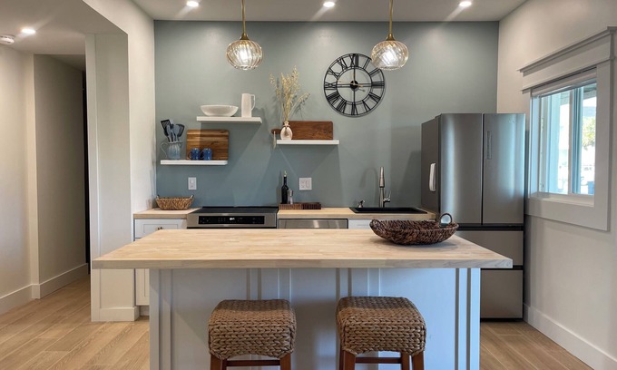 Marineland Acres House | Seaside King Suite, a minute from the ocean