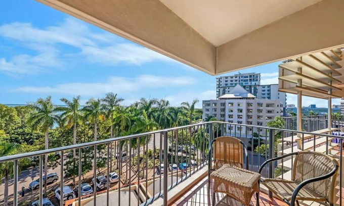 Darwin City Centre Apartment | Seaside Serenity w Pool Overlooking the Esplanade