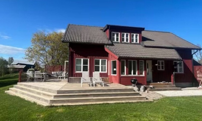 Umea Municipality House | Seaside villa in Umeå with wood-fired sauna perfect for families and companies