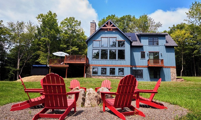 Windham House | Seasonal Pool Plus Hot Tub & EV Charger 5 mins to Skiing at Windham Mountain