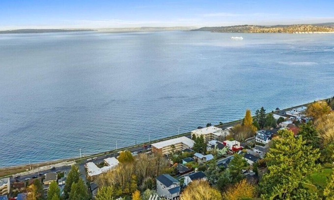 West Seattle House | Seattle Vacation Home: Alki Beach House. Central Air Conditioning!