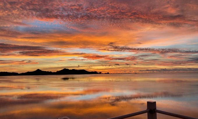 Koror House | Seaward 270 degrees deluxe ocean view room with queen bed