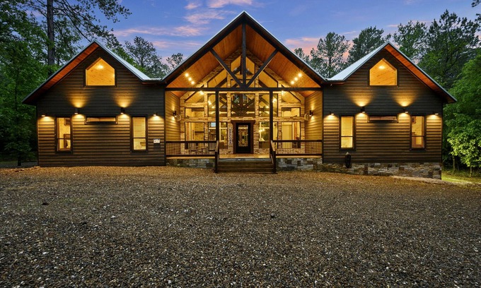 Broken Bow Cabin | Secluded 6 Bedroom, 7.5 Bath, Pickleball/Basketball Court, Gameroom, on 20 Acres