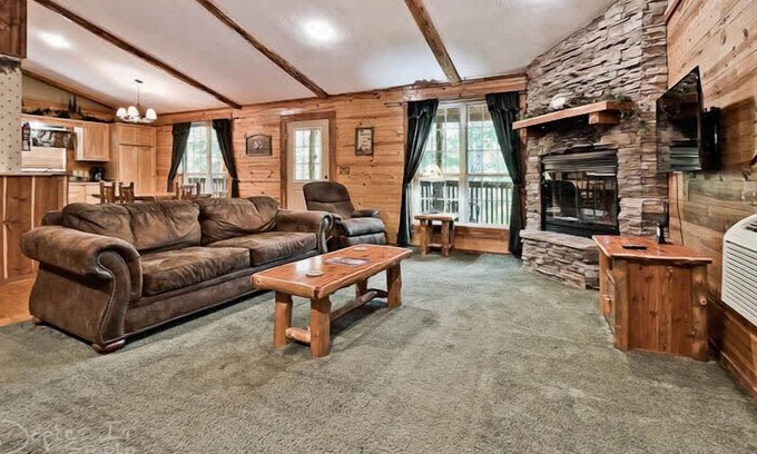 Sylvan Shores Cabin | Secluded Cabin with fireplace near Beaver lake