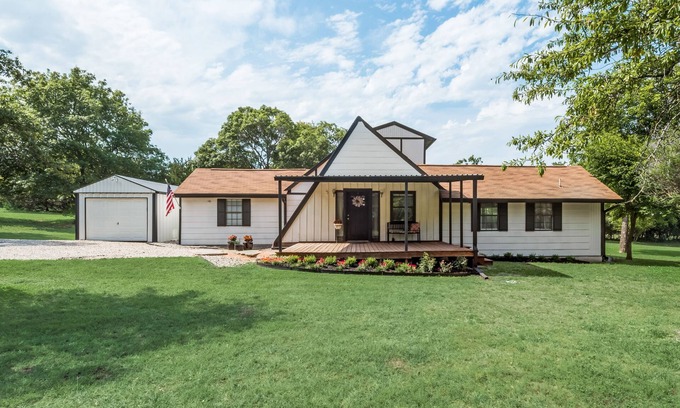 Annetta House | Secluded Country Lodge In Aledo - Pet Friendly!
