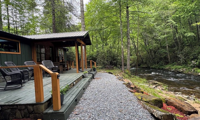 Robbinsville Cottage | Secluded creekside home in the heart of the Nantahala Forest