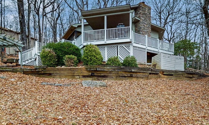 Tate Cabin | Secluded dog-friendly cabin with on-site golf, pool, wrap around deck & W/D