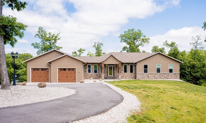 Lake Ozark House | Secluded Family Resort Sleeps 25 people! Handicap accessible! Private Beach!nn