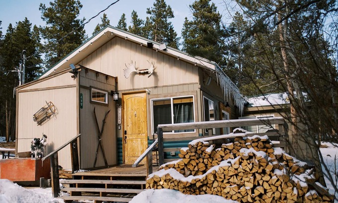 Black Hawk Cabin | Secluded Gorgeous Cabin-Hike- Bike-steps away from Roosevelt National Forest