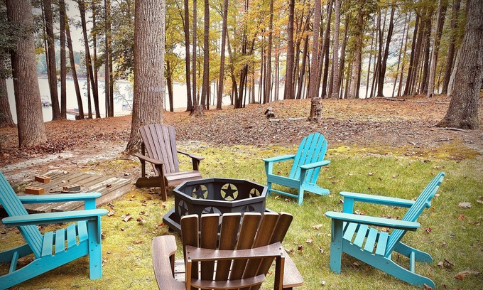 Manson House | Secluded Lakefront Retreat - Couples and Fisherman’s Paradise with Private Dock