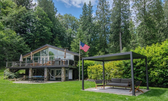 Lake Roesiger House | Secluded Lakehouse with Pickleball & Hot Tub