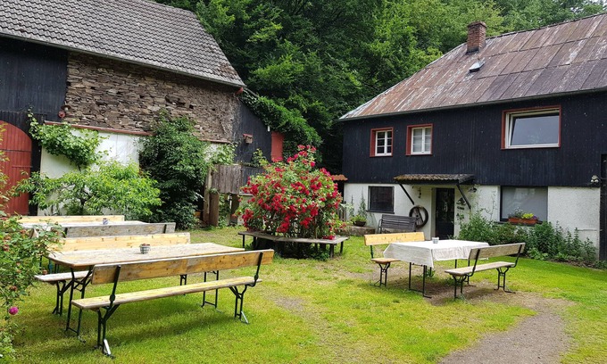 Immerath House | Secluded location in the forest! Renovated farmhouse, family and pet friendly