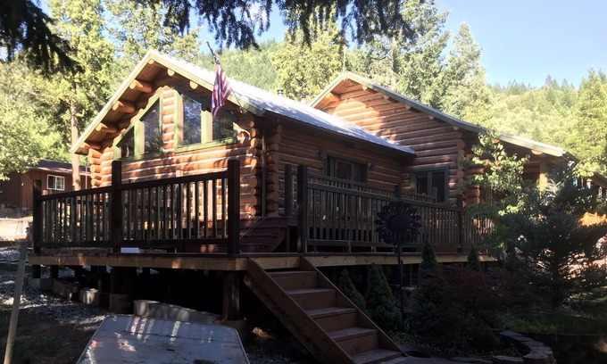 Grants Pass House | Secluded log home