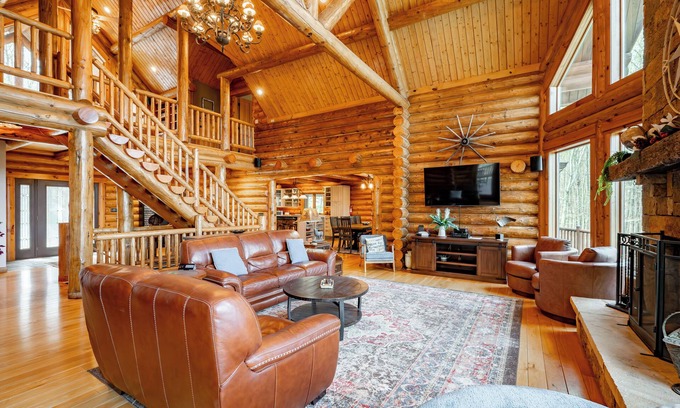 North Glade Hills House | Secluded Luxury Retreat w/Views & Firepit