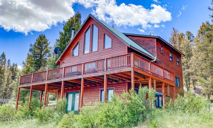 Fairplay Cabin | Secluded Pet-Friendly Getaway, less than 35 miles to Breck, Fast Wifi, spacious - A Reel Good Time