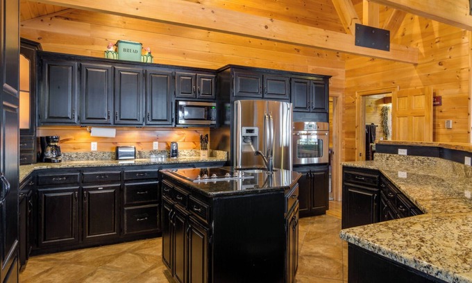 Hemp Cabin | SECLUDED RETREAT-STUNNING MTN VIEWS-MASTER ON MAIN-POOL TABLE-ARCADE-FIRE PIT