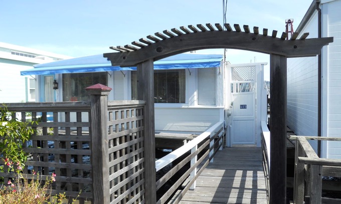 Sausalito Cottage | Secluded, Romantic, Private, on the Water