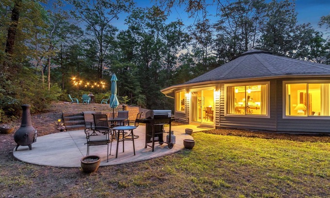 Cleveland House | Secluded Yurt Hideaway 10 min to Table Rock