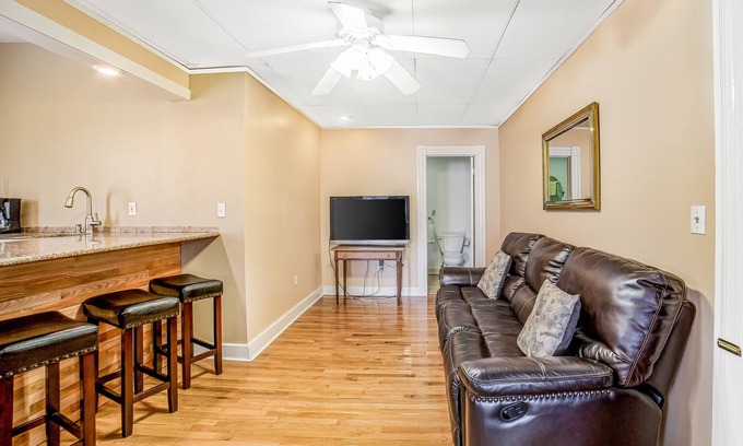 Hammondsport Condo | Second floor condo near Keuka Lake with city view, partial AC, and fast WiFi