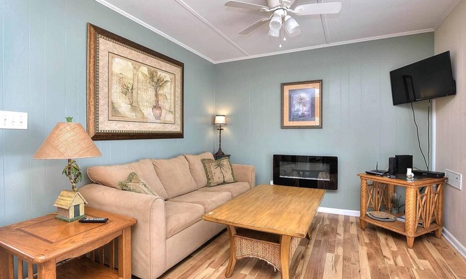 Long Beach Apartment | second row apartment with pool