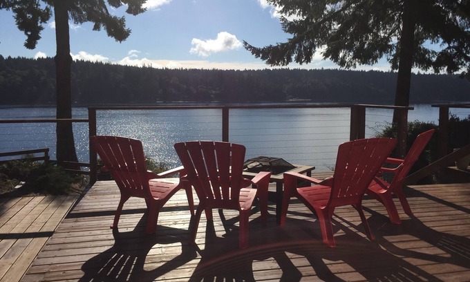Lakebay House | Secret Island Beach House. Waterfront, Kayak, Paddle Board, Fire Pit, View!